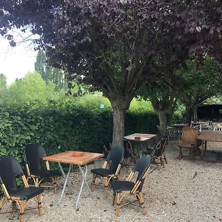 Paris Par Trains: & Shared With Private Amenities Aparthotel 3*