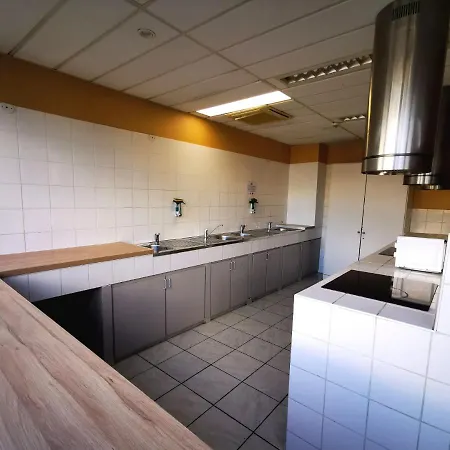 Paris Par Trains: & Shared With Private Amenities 3* Persan