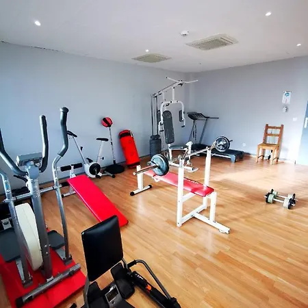 Paris Par Trains: & Shared With Private Amenities 3* Persan